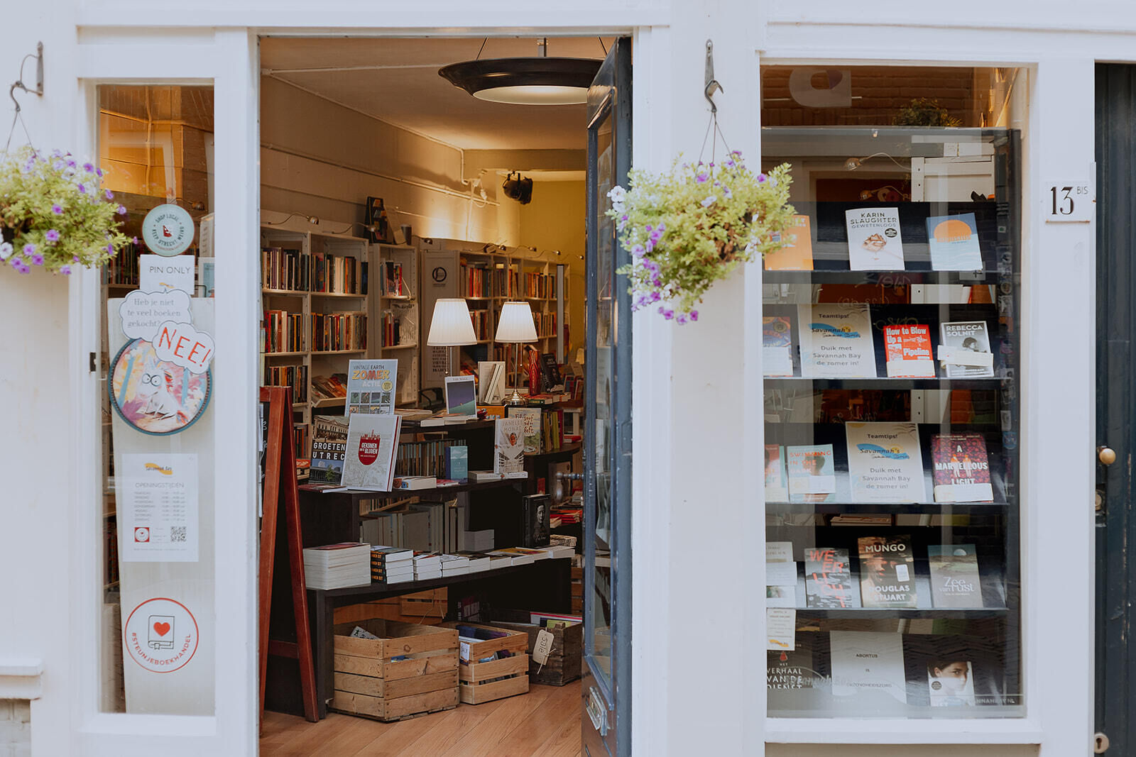 Eerste vrouwenboekhandel en -café in Nederland De heksenkelder (1975), Savannah Bay (1984)